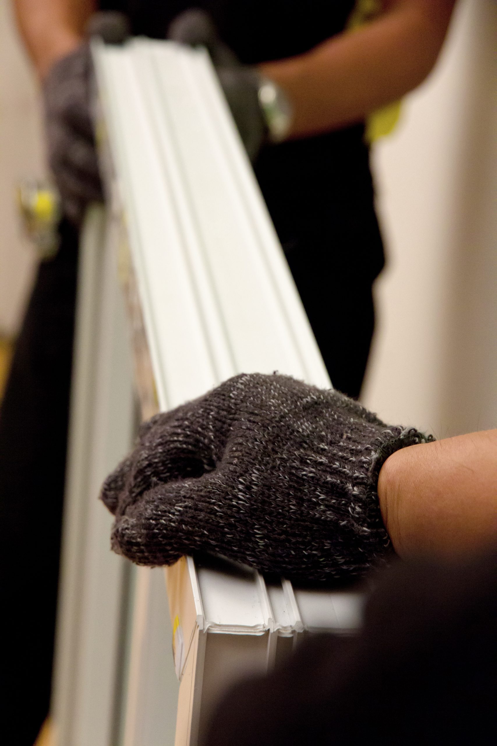 primer-plano-de-personas-sosteniendo-objetos (1) Operarios moviendo marco de ventana